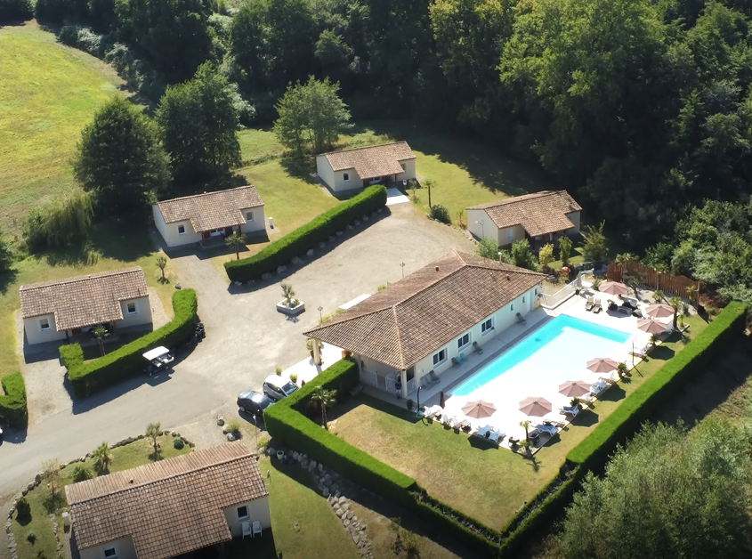 vue aérienne piscine et villas